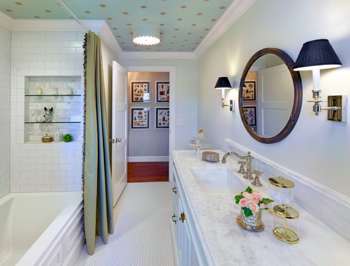 carta da parati sul soffitto in bagno