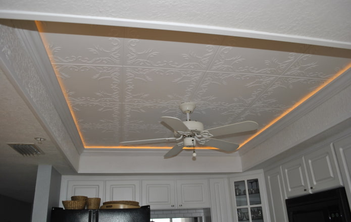 combinazione di carta da parati con piastrelle del soffitto