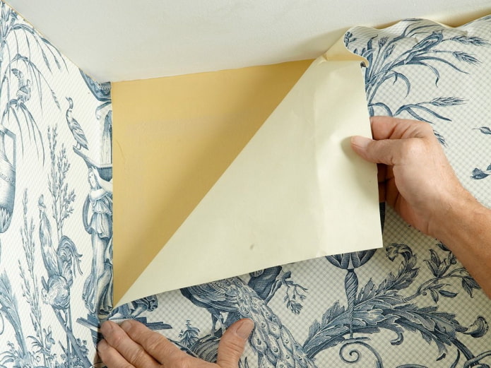 carta da parati staccata sotto il soffitto