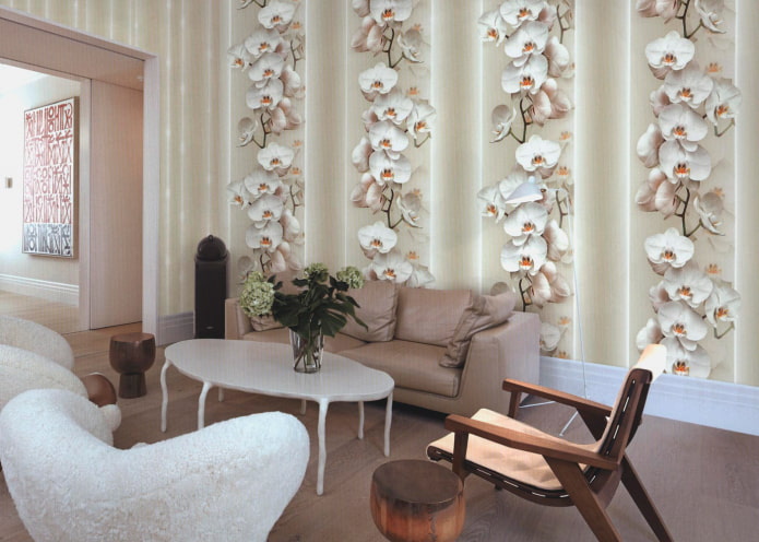 carta da parati con orchidee nell'interno del soggiorno