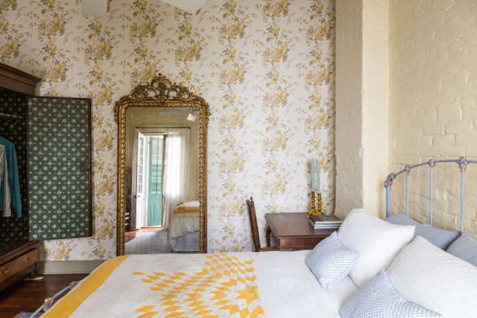 carta da parati con stampa floreale in camera da letto