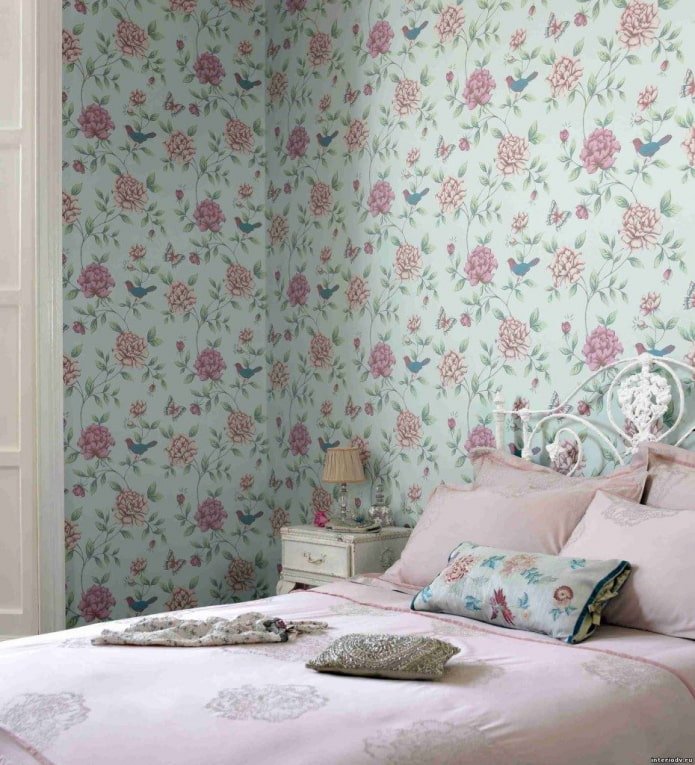 carta da parati con stampa floreale nell'interno della camera da letto