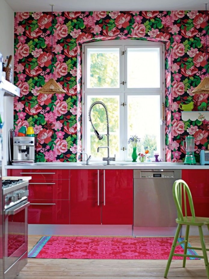 carta da parati con motivo floreale nell'interno della cucina