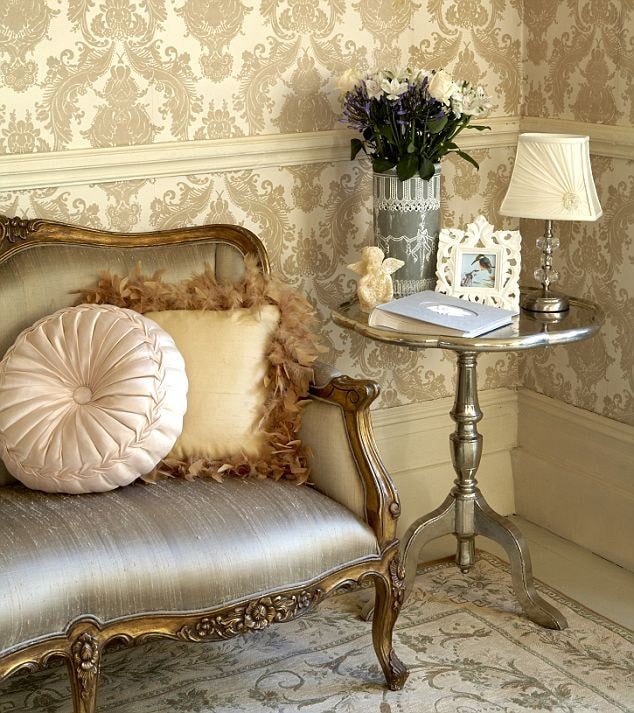 carta da parati con monogramma beige