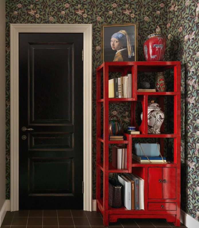 Fiori sulle pareti del corridoio