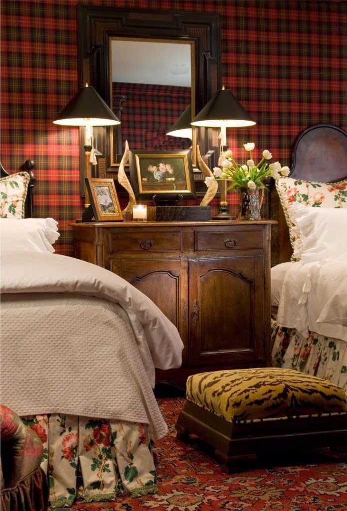 Camera da letto con carta da parati a scacchi
