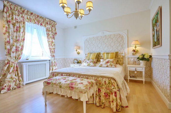 lambrequins nella camera da letto in stile provenzale