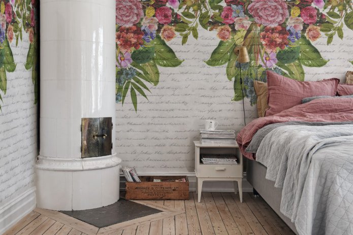 Camera da letto in stile provenzale con carta da parati fotografica alle pareti