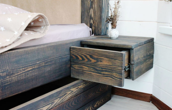 letto e comodino in legno carbonizzato