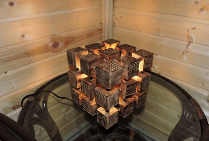 lampada da tavolo in legno carbonizzato