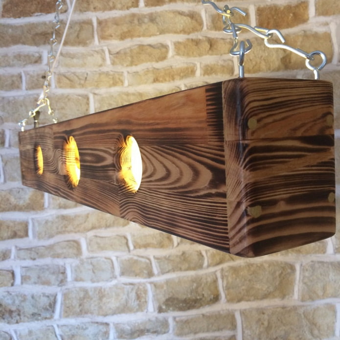 lampada a sospensione in legno bruciato