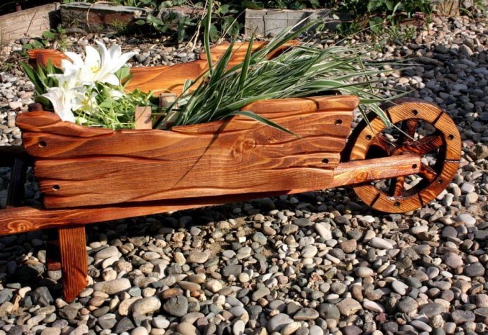 aiuola a forma di carro in legno bruciato