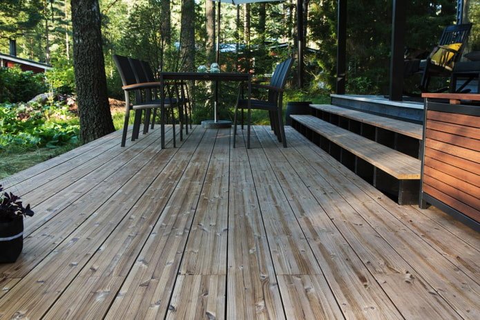 terrazza con rivestimento in assi bruciate