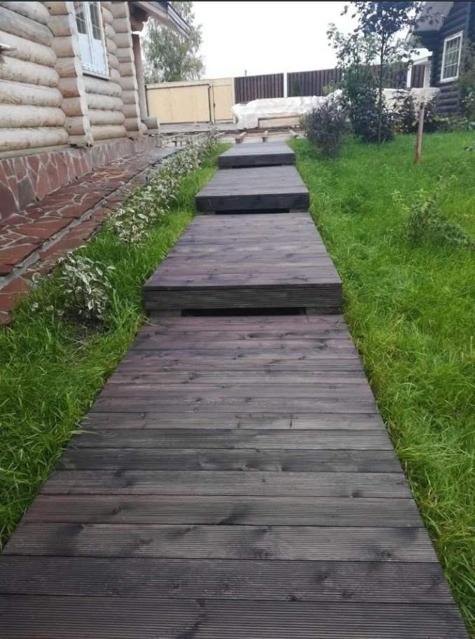 marciapiede fatto di larice bruciato