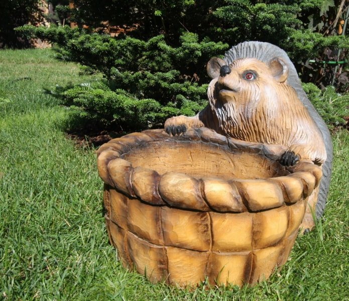 scultura di un riccio con cesto in legno bruciato