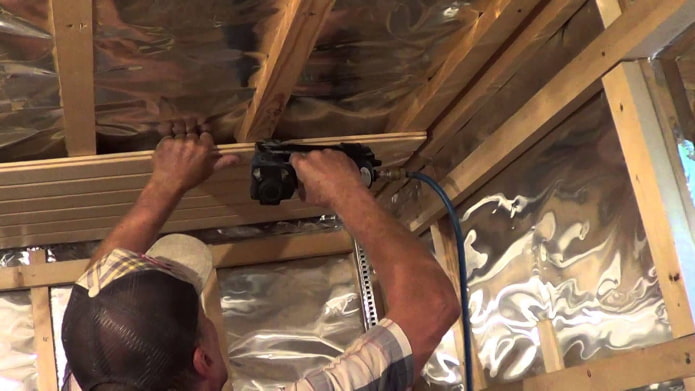 Rivestimento del soffitto dello stabilimento balneare con rivestimento