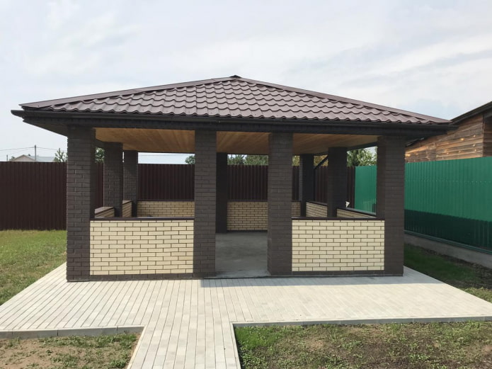 rifinitura del gazebo con piastrelle di clinker