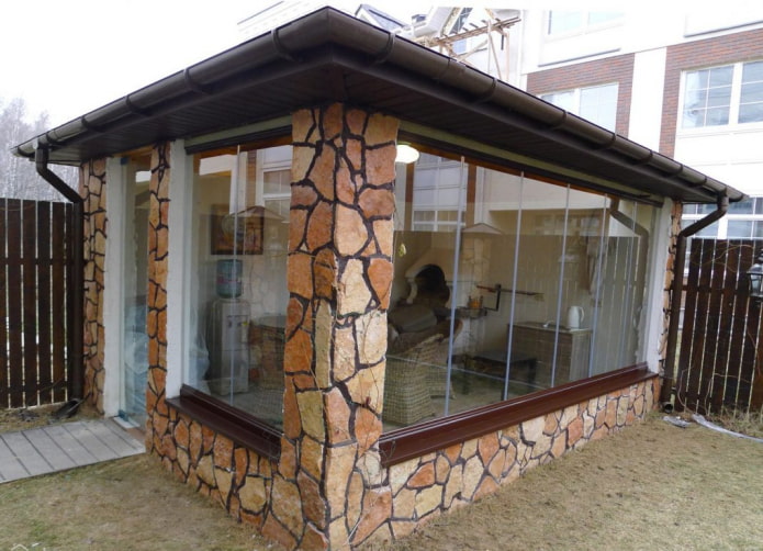 rifinitura delle pareti di un gazebo con pietra artificiale
