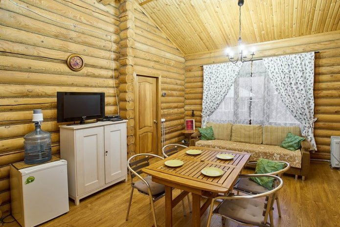 Tende nella sala da pranzo di una dacia
