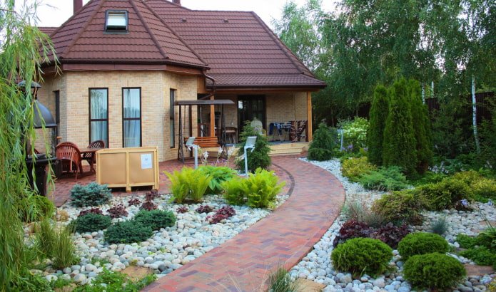 Giardino anteriore con conifere