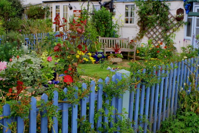 Giardino anteriore in stile rustico