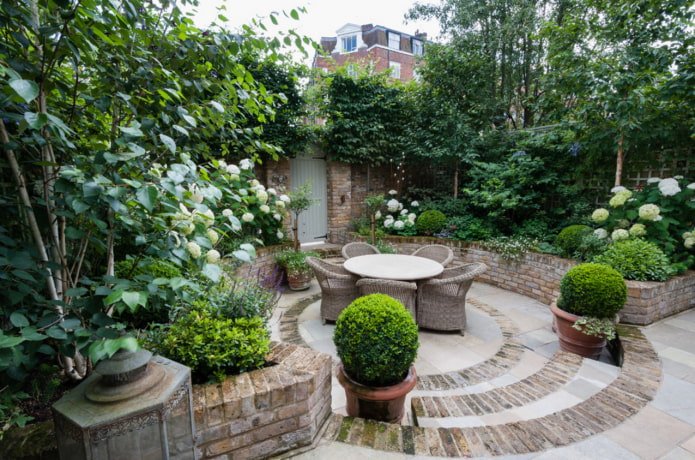 Giardino anteriore con zona pranzo