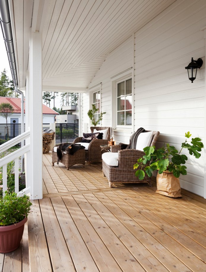 Veranda con sedie in vimini