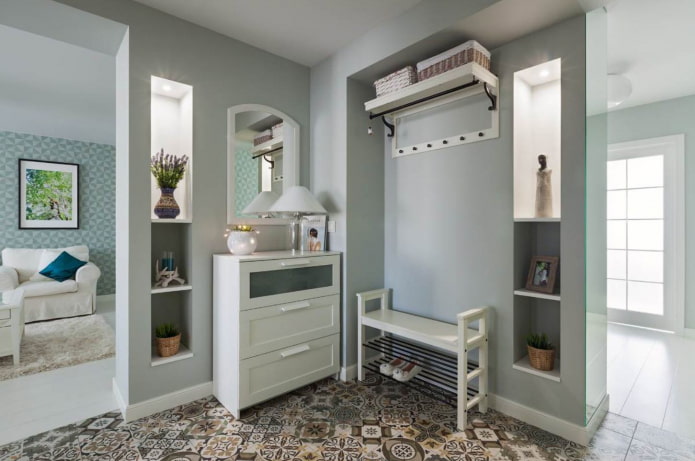 scarpiera all'interno del corridoio in stile country