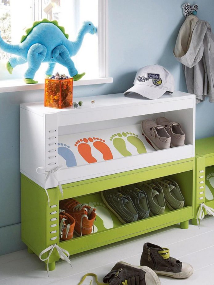 scarpiera per bambini all'interno