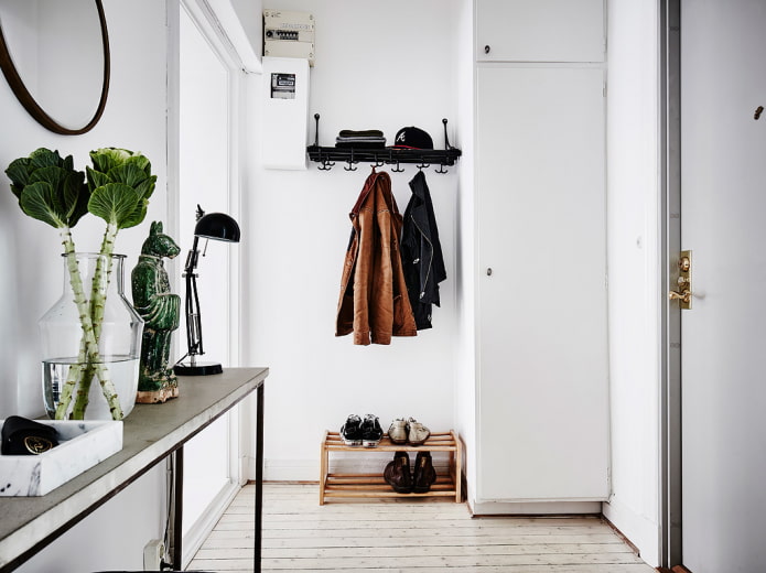 scarpiera all'interno del corridoio in stile scandinavo
