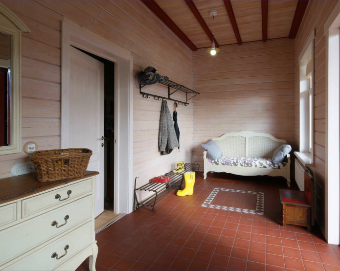 scarpiera all'interno del corridoio in stile country