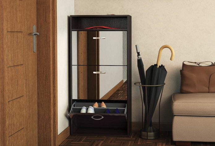 scarpiera con specchio all'interno del corridoio