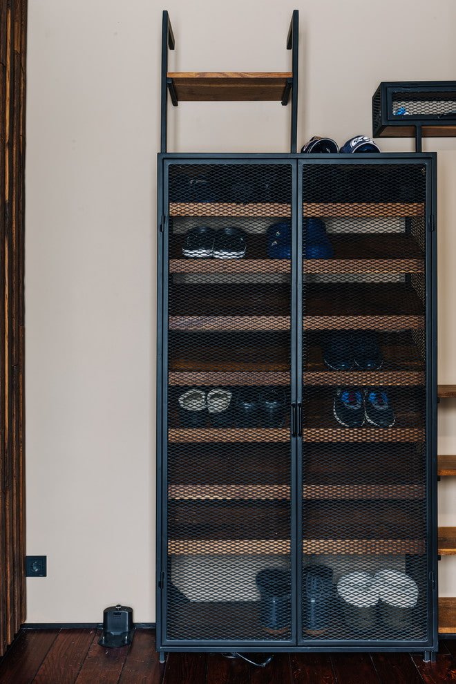 scarpiera all'interno del corridoio in stile loft