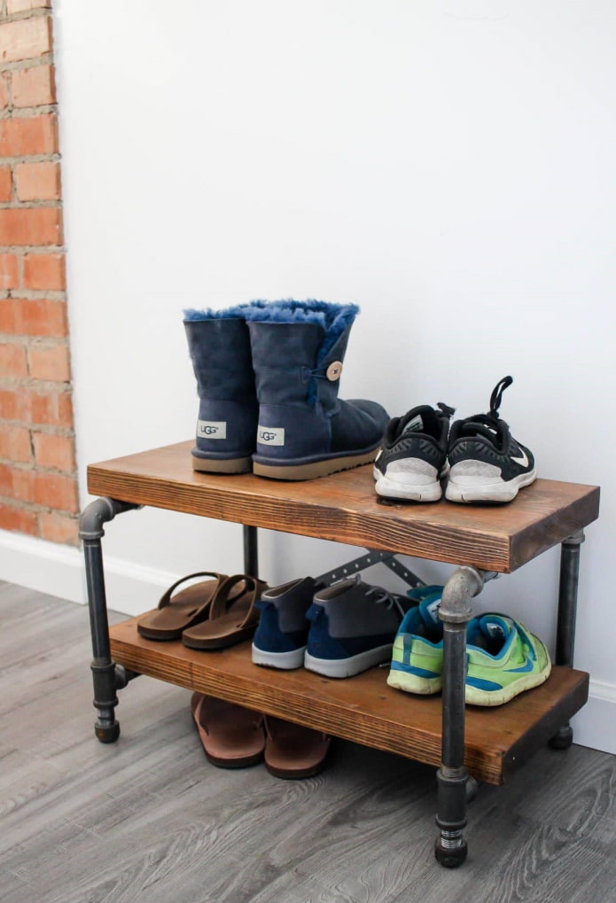 scarpiera all'interno del corridoio in stile loft