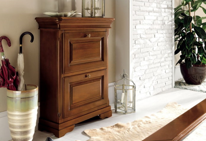 scarpiera nell'interno del corridoio in stile classico