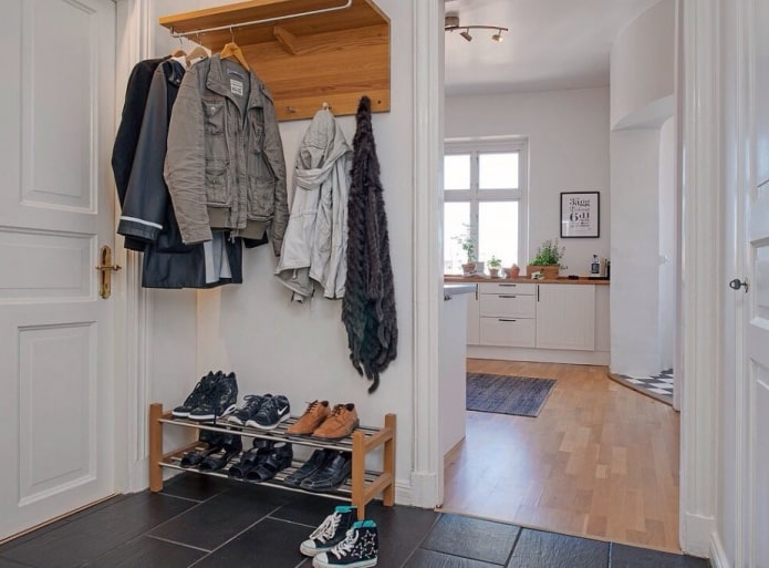 scarpiera all'interno del corridoio in stile scandinavo