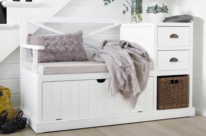scarpiera all'interno del corridoio in stile country