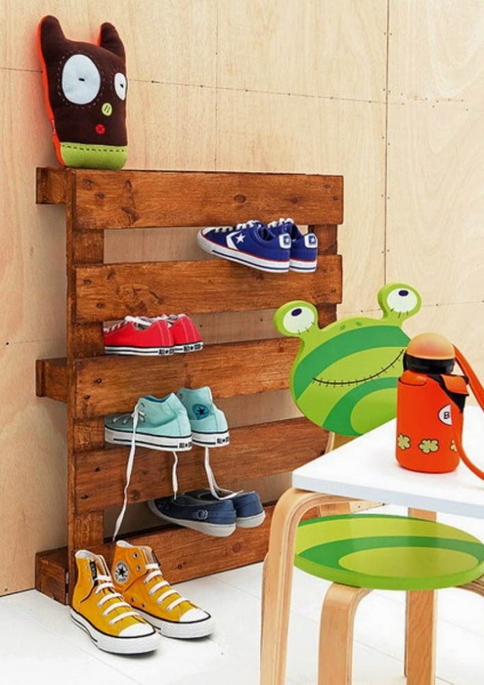scarpiera per bambini all'interno