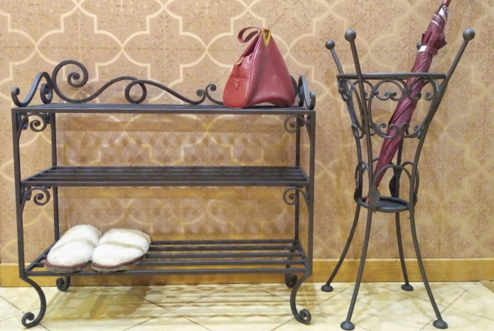 scarpiera forgiata all'interno del corridoio