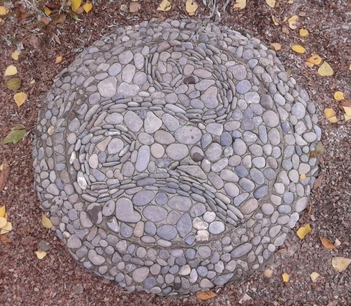 coperchio fossa settica rivestito di pietre