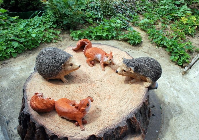 coperchio decorativo di una fossa settica con ricci e scoiattoli