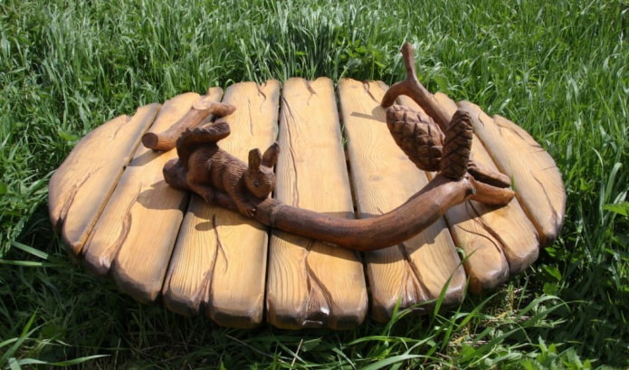 copertura decorativa in legno per fossa settica con scoiattoli