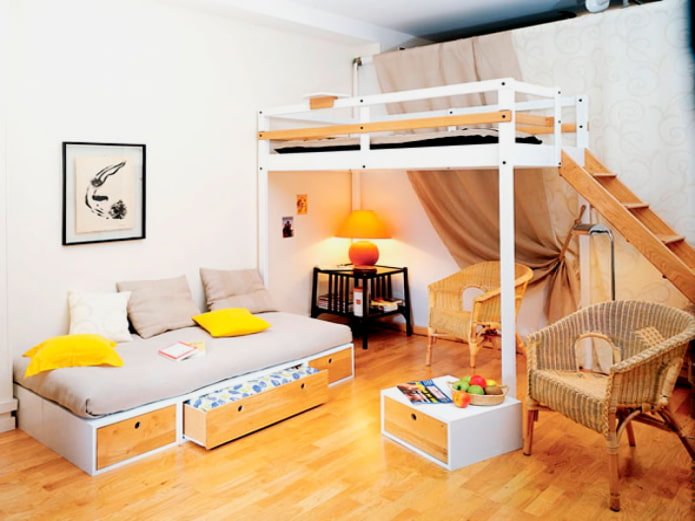 letto al secondo piano in un monolocale