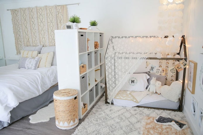 Suddivisione in zone della camera da letto con una scaffalatura
