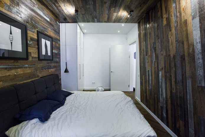 Soffitto laminato nell'interno della camera da letto