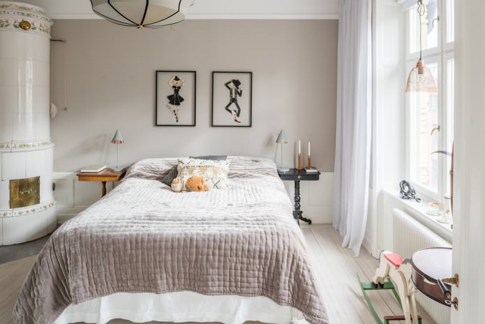 Pareti beige in una camera da letto scandinava