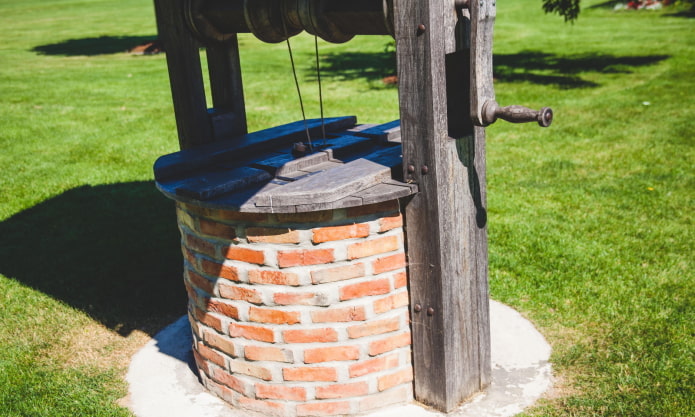 pozzo in legno e mattoni