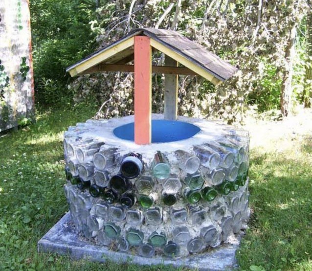 pozzo fatto di bottiglie