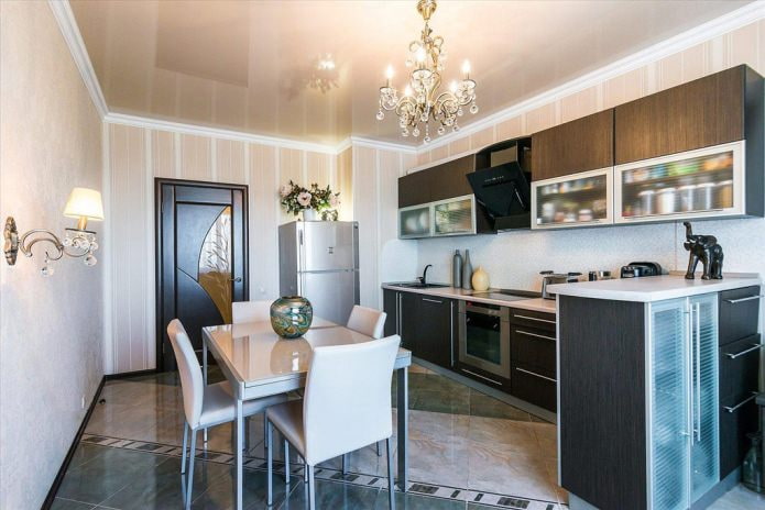 Design cucina con carta da parati beige combinata