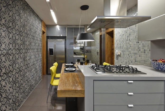 Carta da parati grigia con un motivo all'interno di una cucina moderna